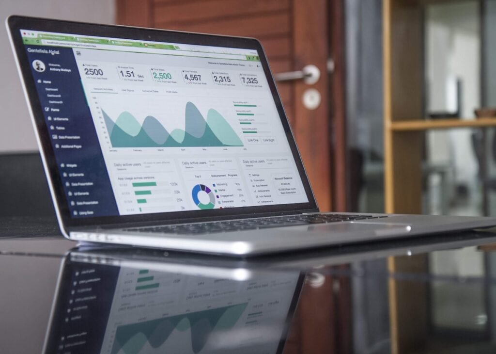 Caso real: forecast accuracy de 55% a 90% en SaaS B2B mid-market