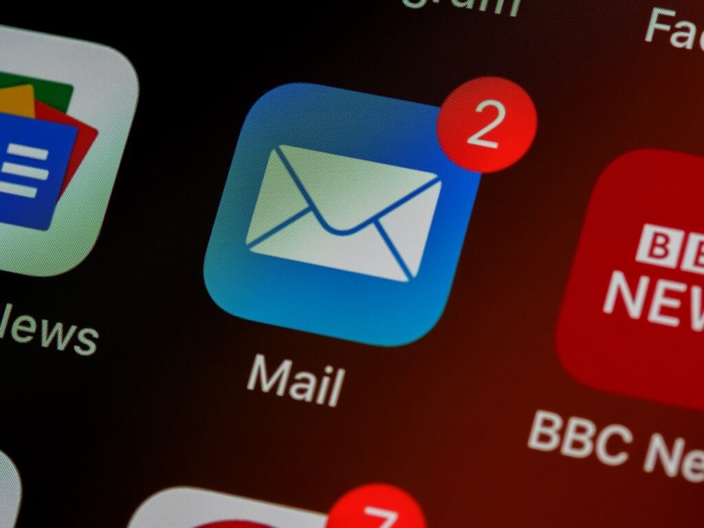 Cómo escribir un cold email B2B que sí responde (con templates)